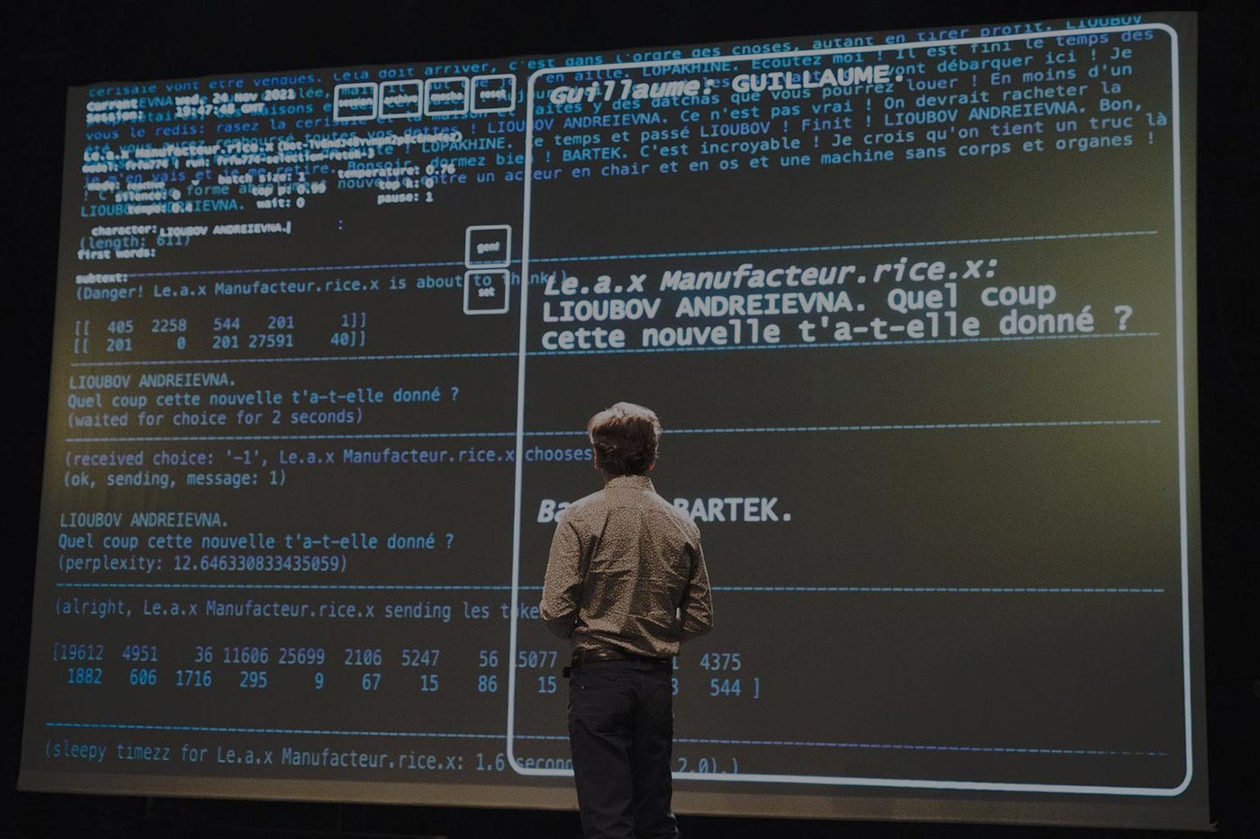 Une personne de dos face à un grand écran affichant des lignes de code et les réponses du réseau
