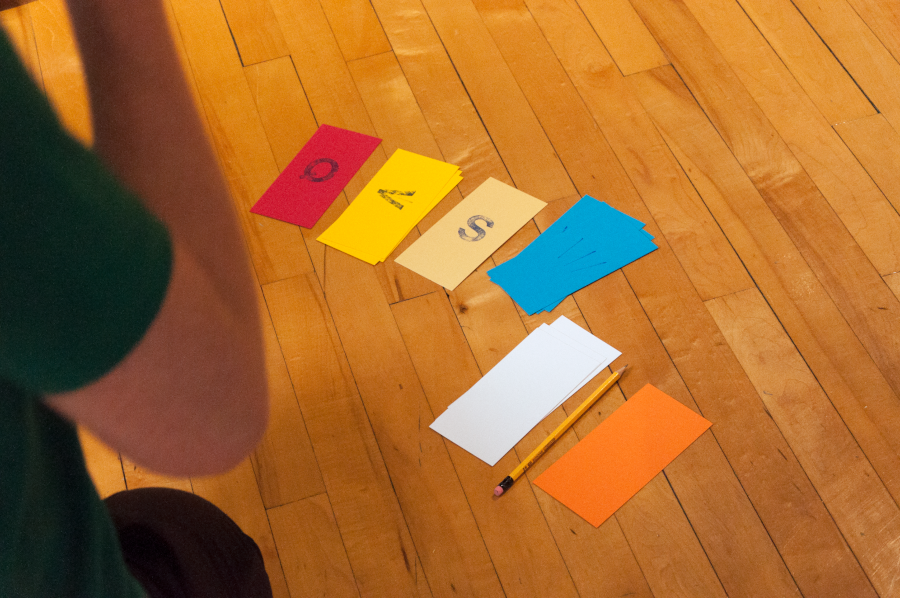 Des cartes colorées posées sur le plancher.