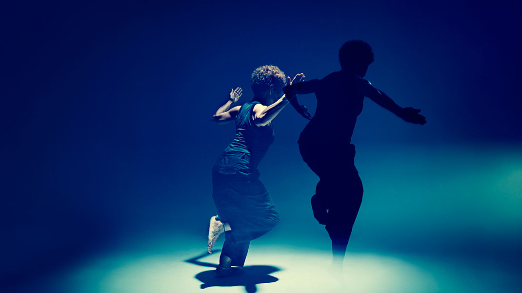 Zab Maboungou dansant dans un halo de lumière