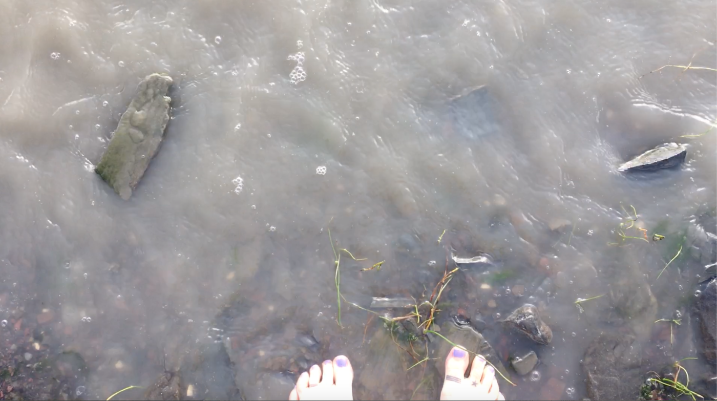 Pieds de l'artiste dans le fleuve à Saint-Roch-des-Aulnaies. 