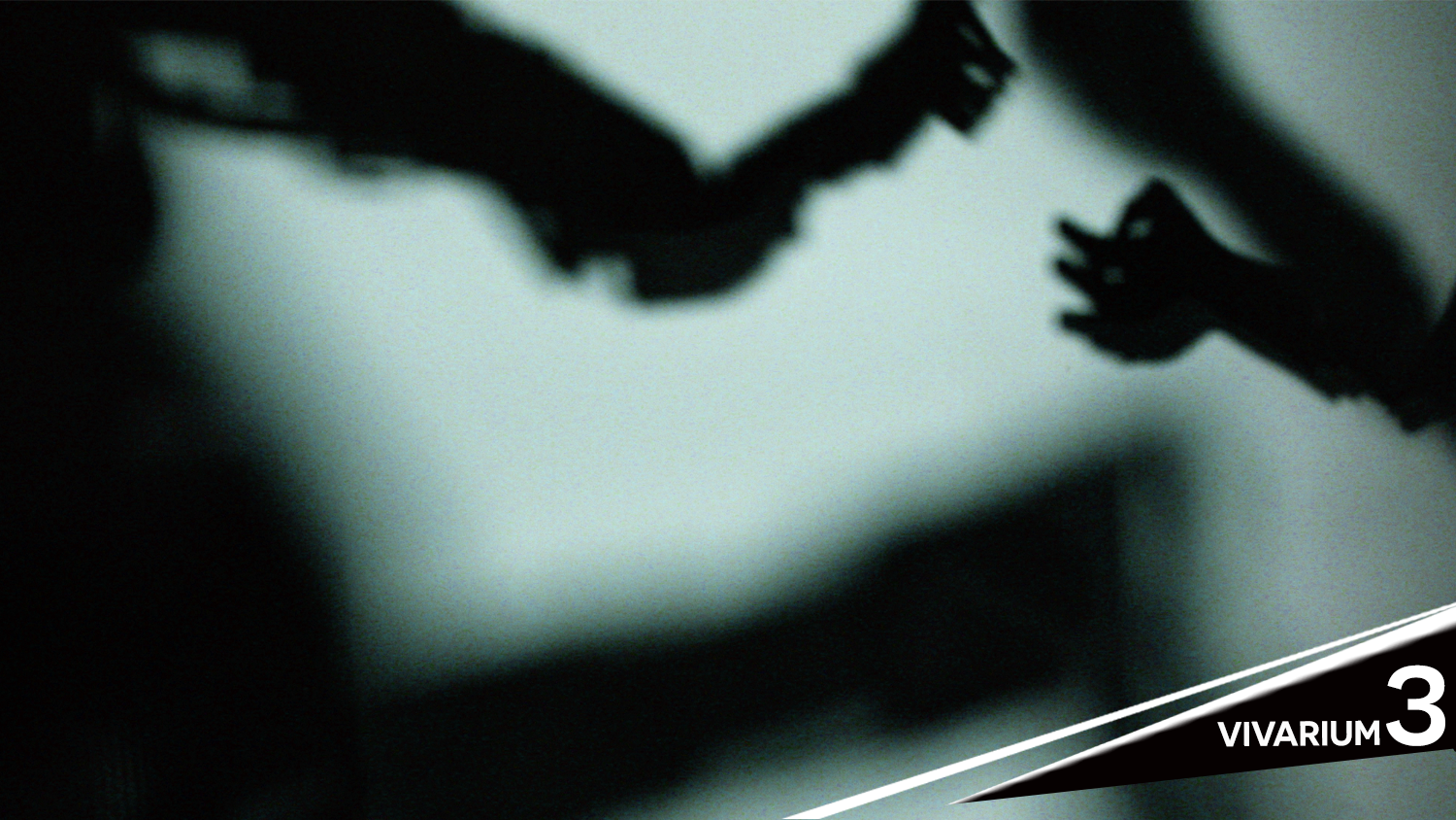 On distingue, en ombres noires sur une suface blanche ou verdâtre, un bras robotisé et une main humanoïde qui se touchent presque.