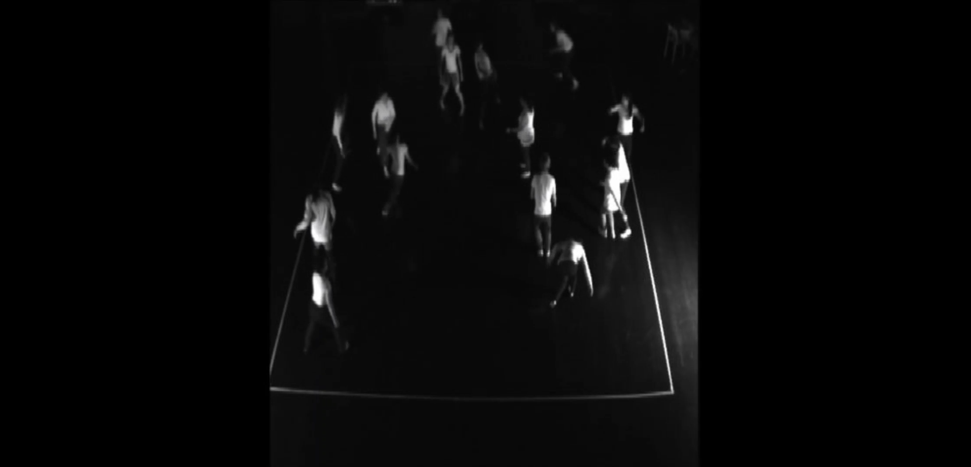 Des personnes, filmées du dessus, ressemblent à de petits atomes.