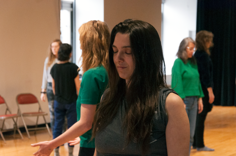 Soleil Launière, les yeux fermés, semble se déplacer.