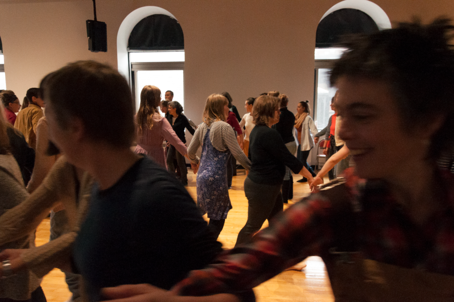 Une ronde joyeuse réunit de nombreuses personnes. 