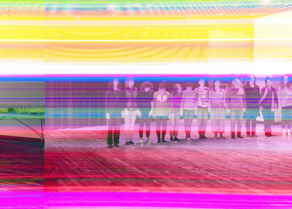 Une dizaine de personnes alignées se tiennent dans une grande salle. Le traitement de l'image est électrique et fait apparaître des bandes horizontales de couleurs, dont du rose au plancher et du jaune au plafond.