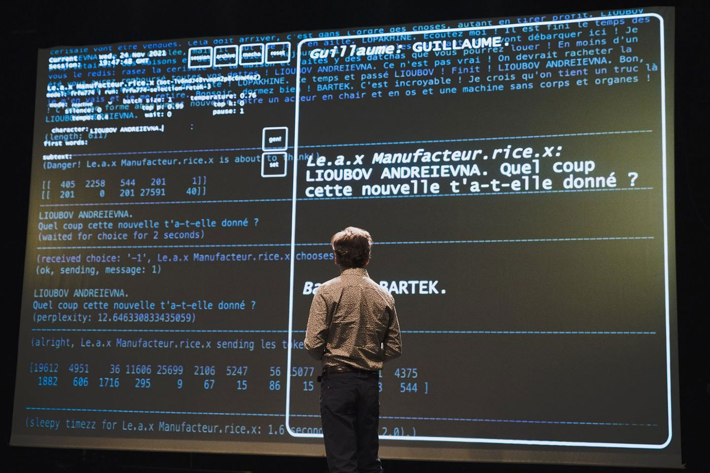 Une personne de dos face à un grand écran affichant des lignes de code et les réponses du réseau