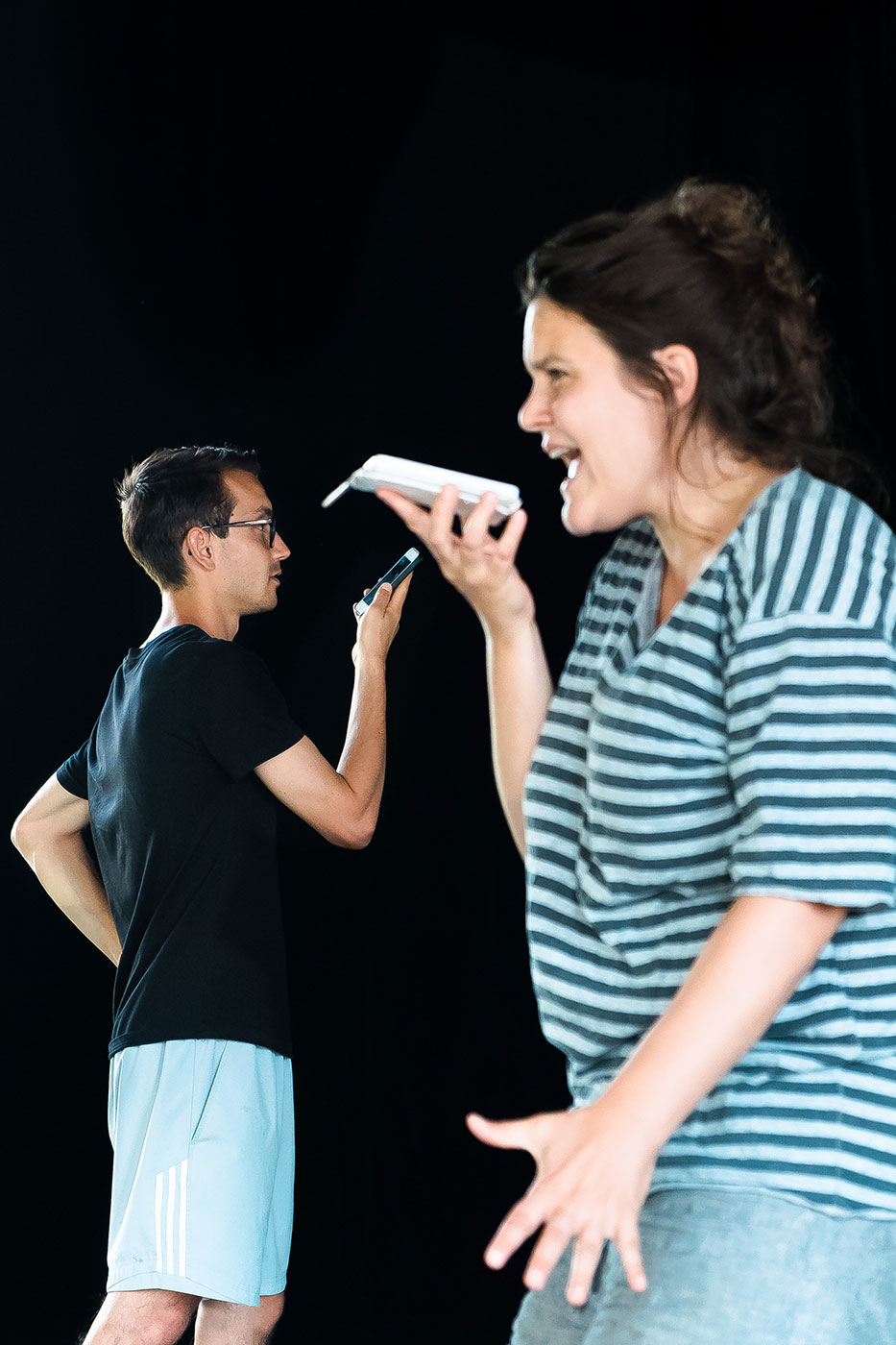 Deux personnes interrogent la machine à l’aide de la technologie STT d’un téléphone portable