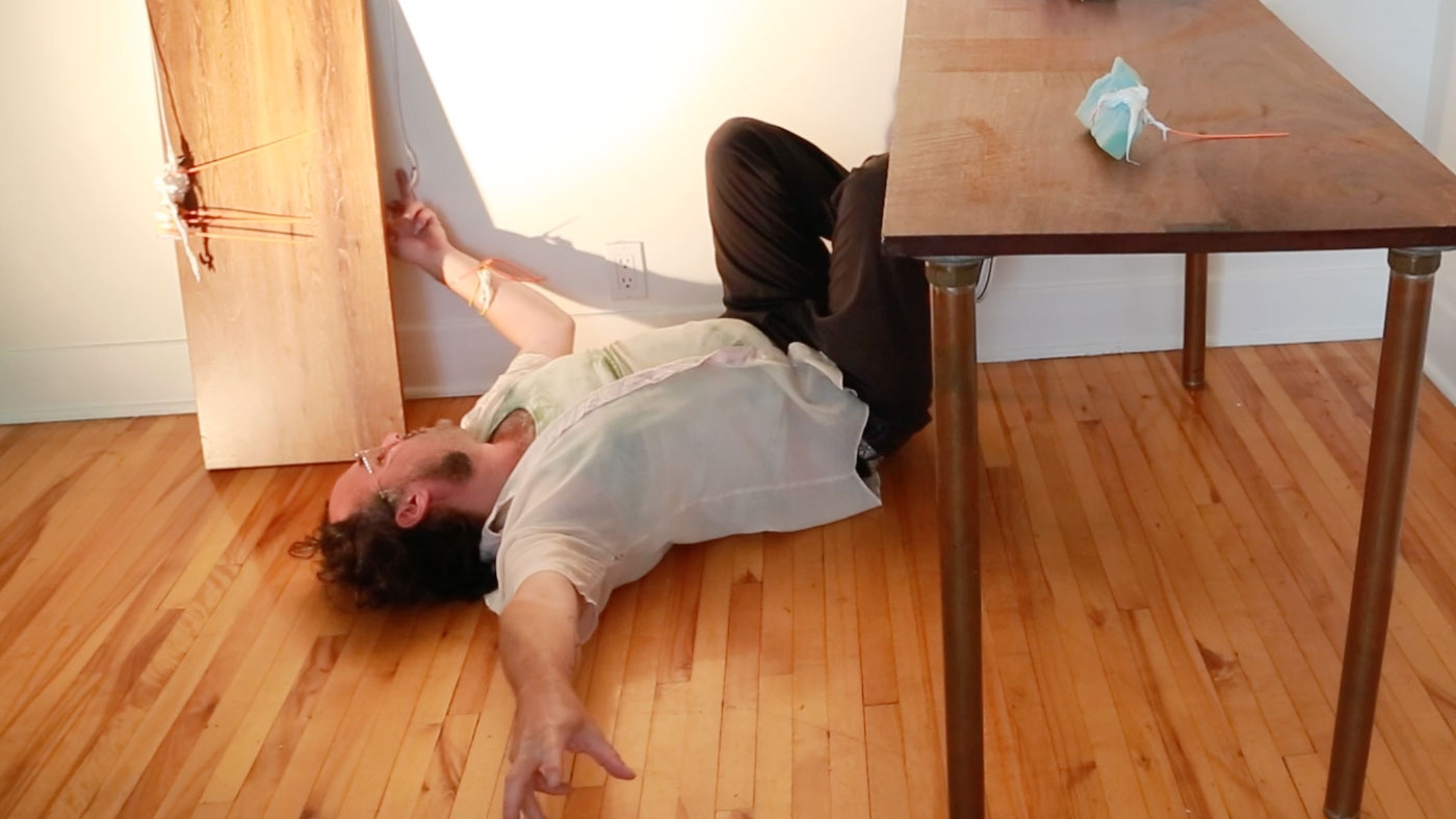 Un homme sur le sol sous une table