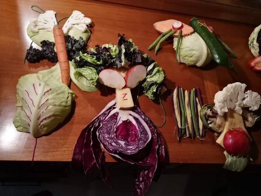 Morceaux de légumes arrangés et disposés sur une surface en bois