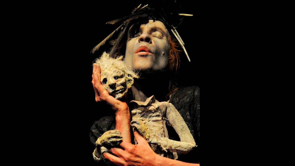 (Re)naître de sa marionnette&nbsp;: corporéités en crise par les gestes de la mort