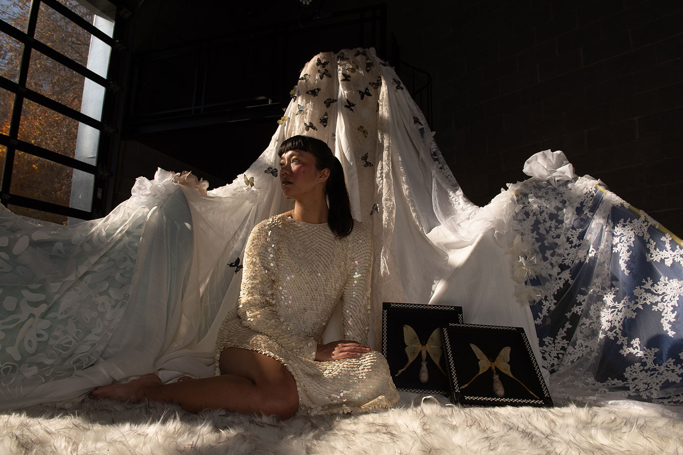 Une personne assise sur une fourrure