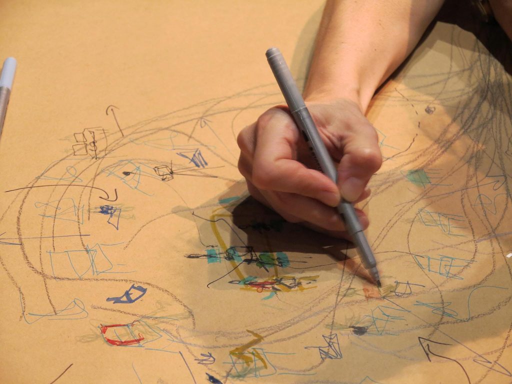 Des traces qui nous habitent : réflexions autour d’un atelier écosomatique