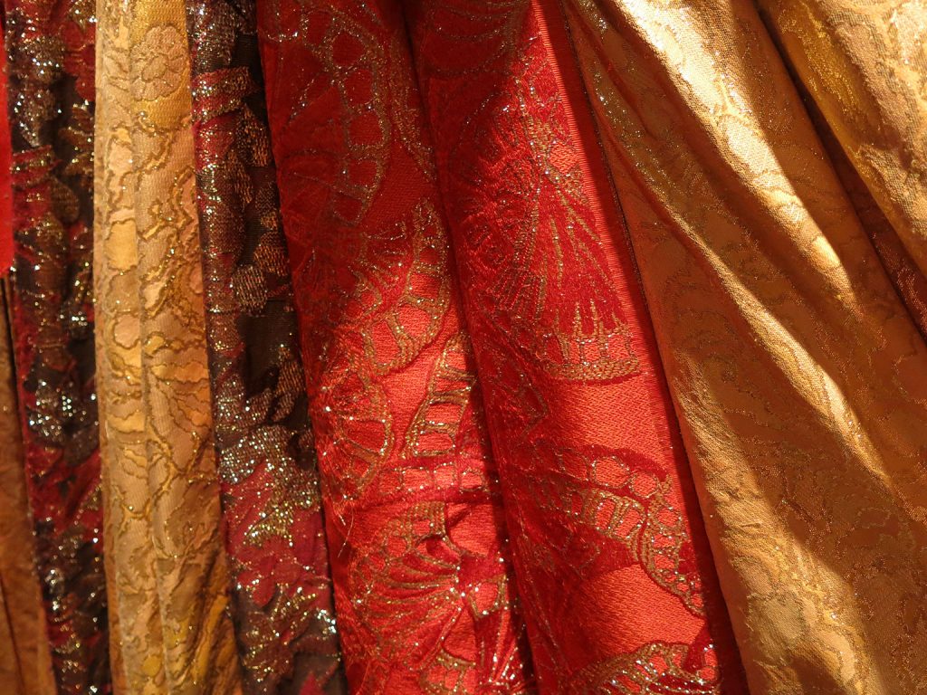 Entre entreposage, exposition et réutilisation : comment conserver des traces du costume de scène?